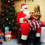 Babbo Natale che ascolta i desideri di una Bambina