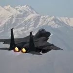 Aereo Militare F15 con sfondo montuoso