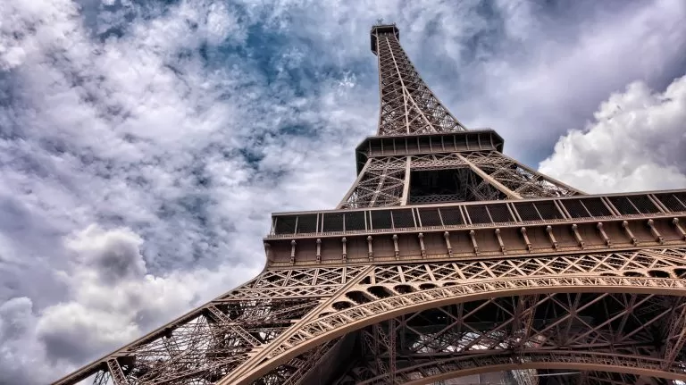 Torre Eiffel dal basso