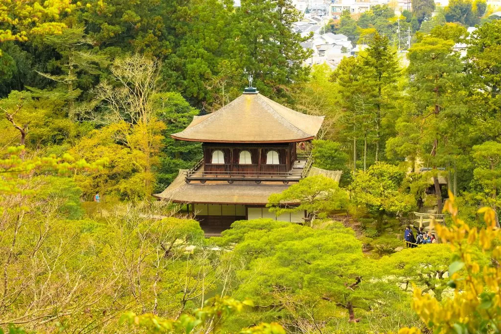 Tempio Giapponese circondato da Vegetazione