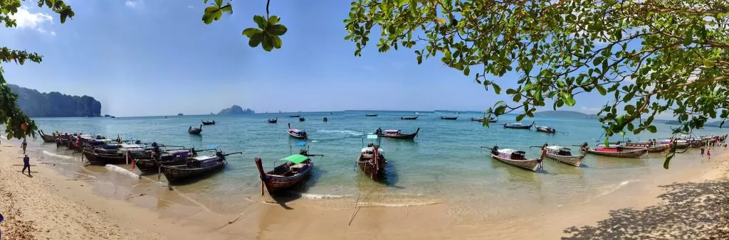 Mare in Thailandia con Barche