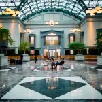 Come si leviga il marmo all'interno di un hotel: consigli