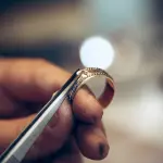 Il mestiere dell’orafo dal carattere propriamente artigianale