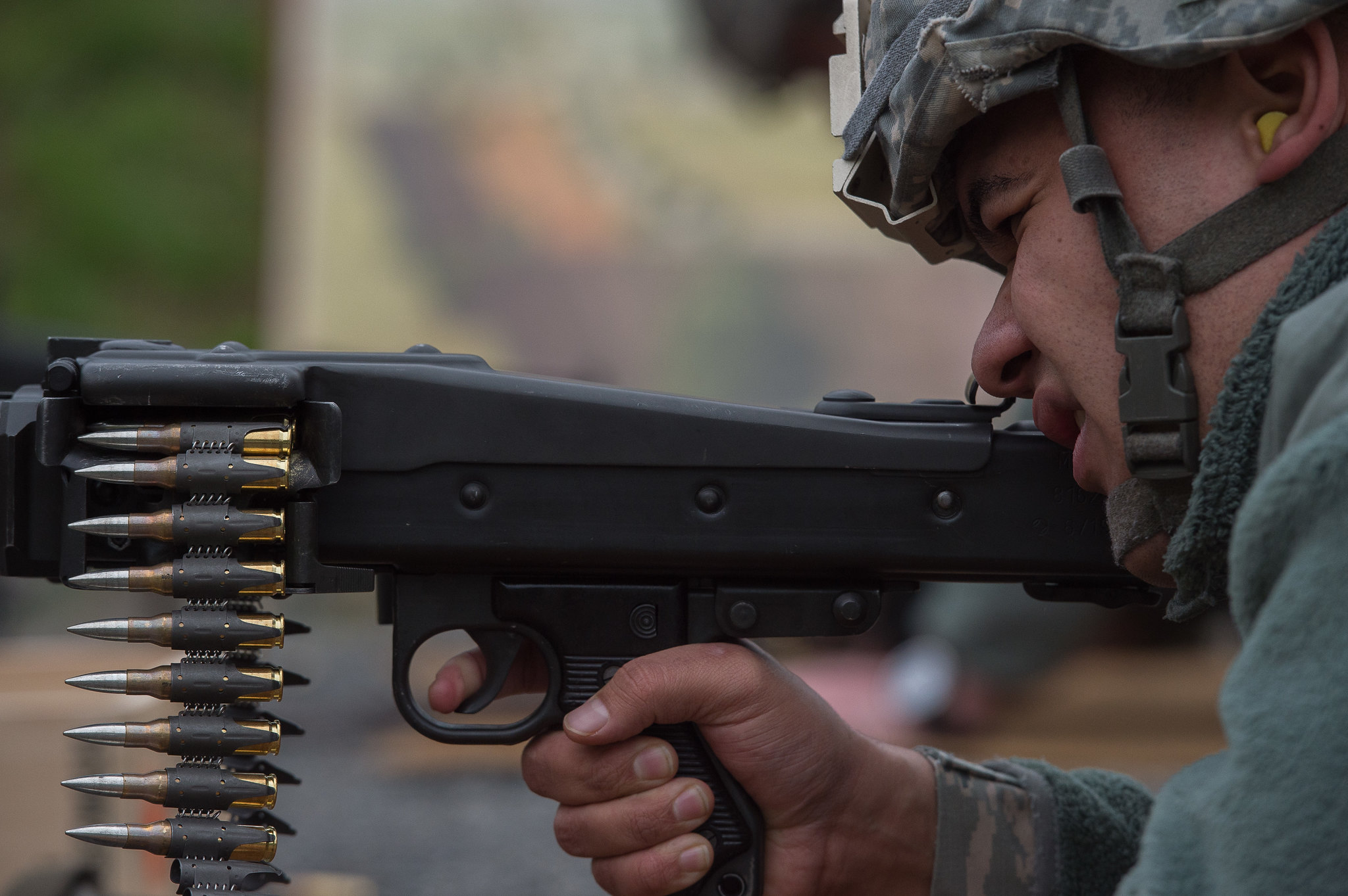 Militare con Mitraglietta Automatica