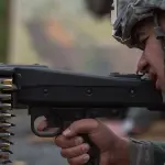 Militare con Mitraglietta Automatica