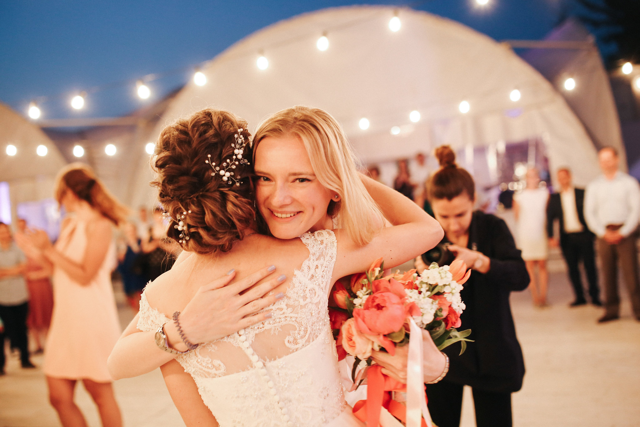 Sposa che Abbraccia l'Amica