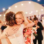 Sposa che Abbraccia l'Amica