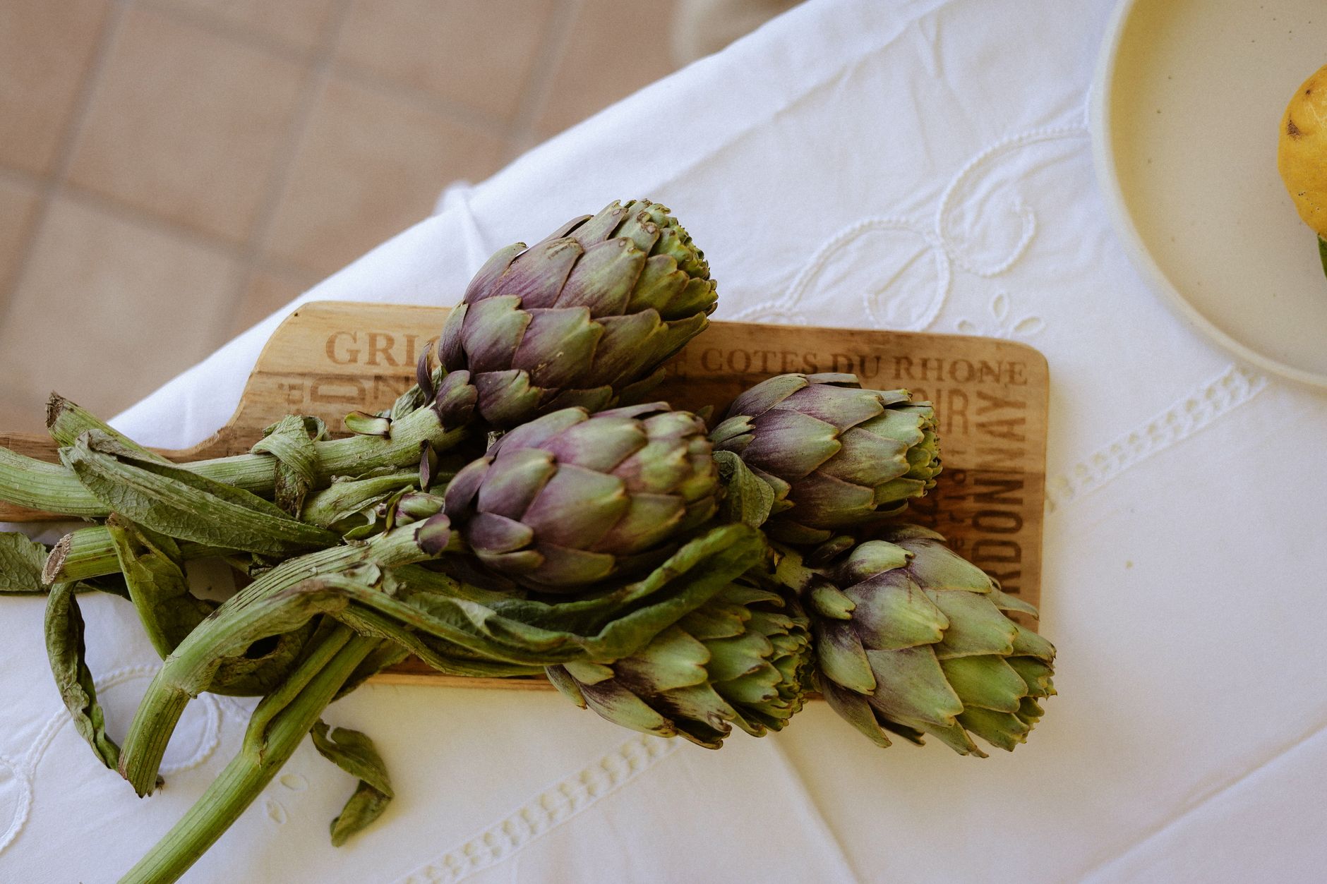 Carciofi alla romana: mondatura e cottura lenta