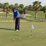 Uomo concentrato per fare Buca a Golf