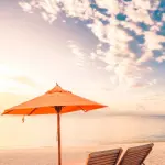 Spiaggia con Sdraio e Ombrellone