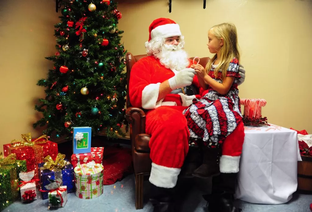 Babbo Natale che ascolta i desideri di una Bambina