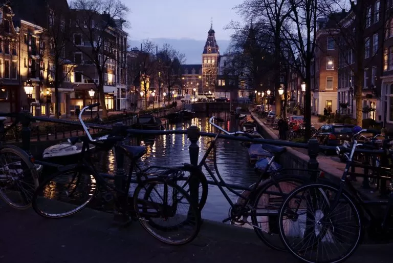 Tramonto di Amsterdam Visto da un Canale