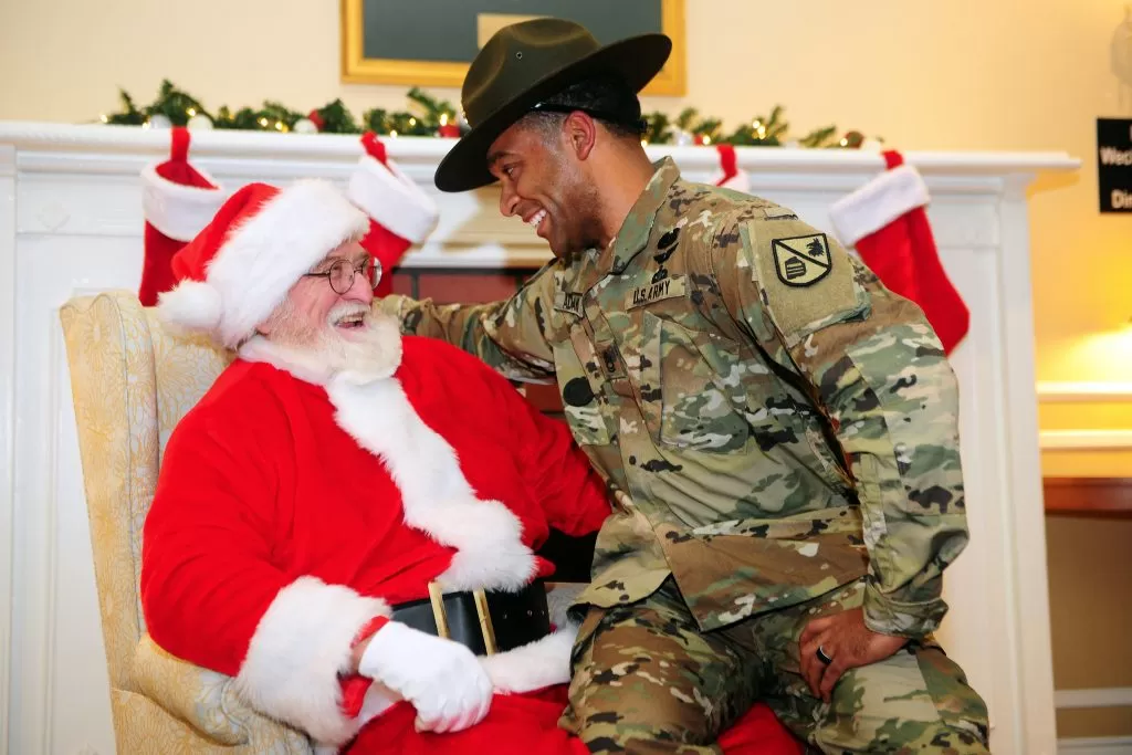 Militare seduto sulle gambe di Babbo Natale