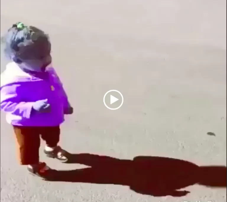Bambina spaventata dalla sua Ombra