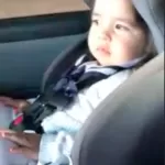 La reazione di una bambina alla musica in auto