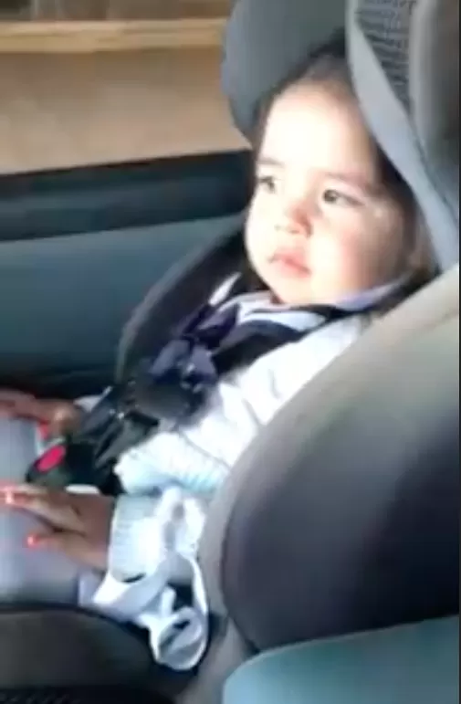 La reazione di una bambina alla musica in auto