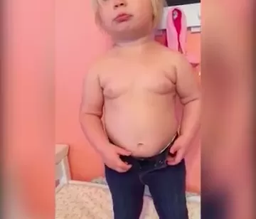 Bambina cerca di indossare i Jeans
