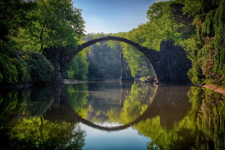Antico Ponte a Specchio in un Lago
