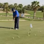 Uomo concentrato per fare Buca a Golf