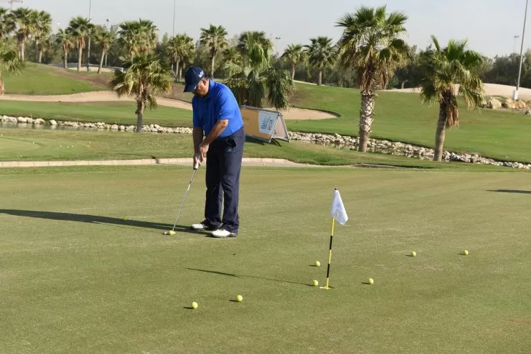 Uomo concentrato per fare Buca a Golf