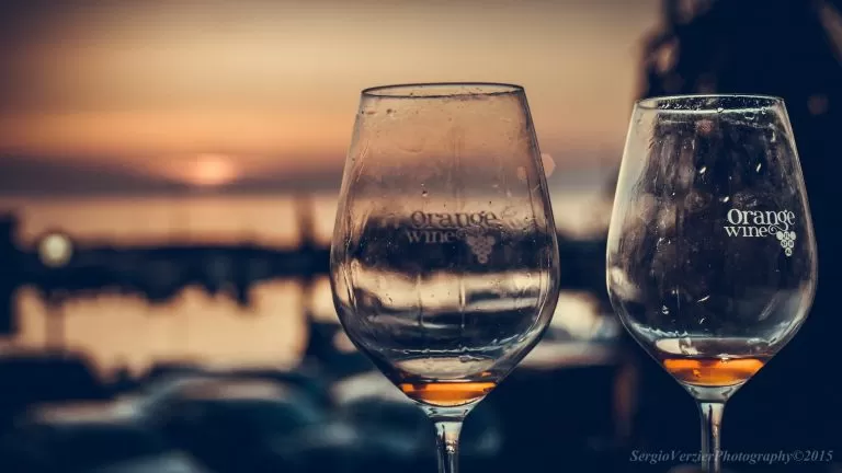 Calici di Vino al Tramonto