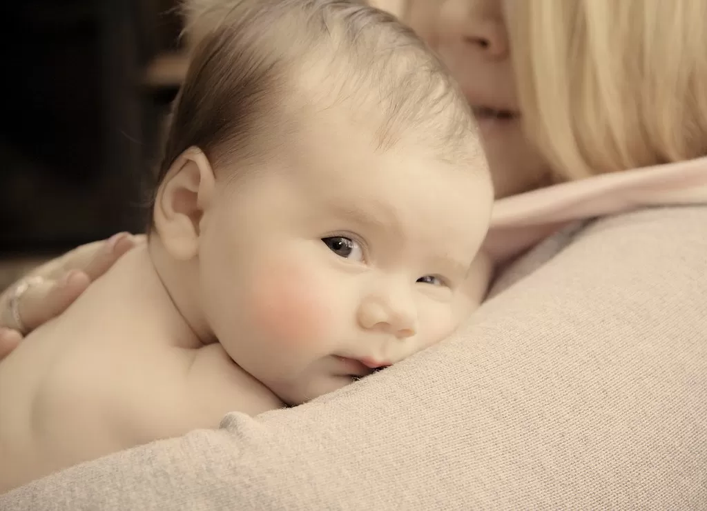 Bimbo Appoggiato sulla Spalla della Mamma