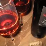 Calici di Vino Rosso con Bottiglia