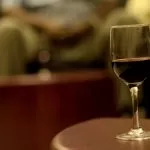 Calice di Vino Poggiato su un Tavolo
