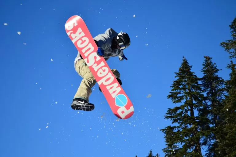 Salto con Snowboard di Giorno