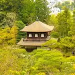 Tempio Giapponese circondato da Vegetazione