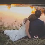 Sposi che Si Abbracciano sulla riva di un Lago