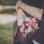 Sposa con Bouquet che abbraccia lo Sposo