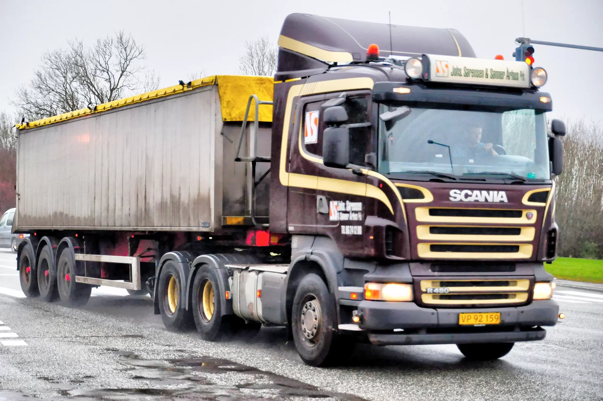 Camion Marrone Per Trasporto Merci