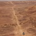 Auto che attraversa il Deserto
