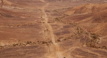 Auto che attraversa il Deserto