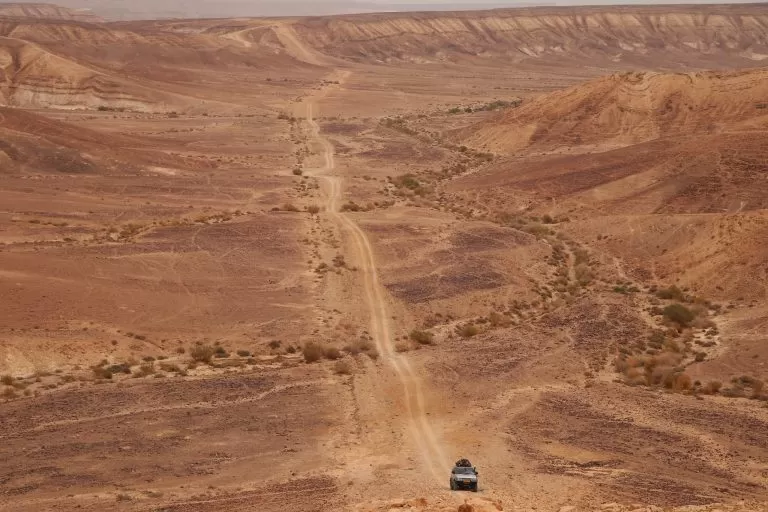 Auto che attraversa il Deserto